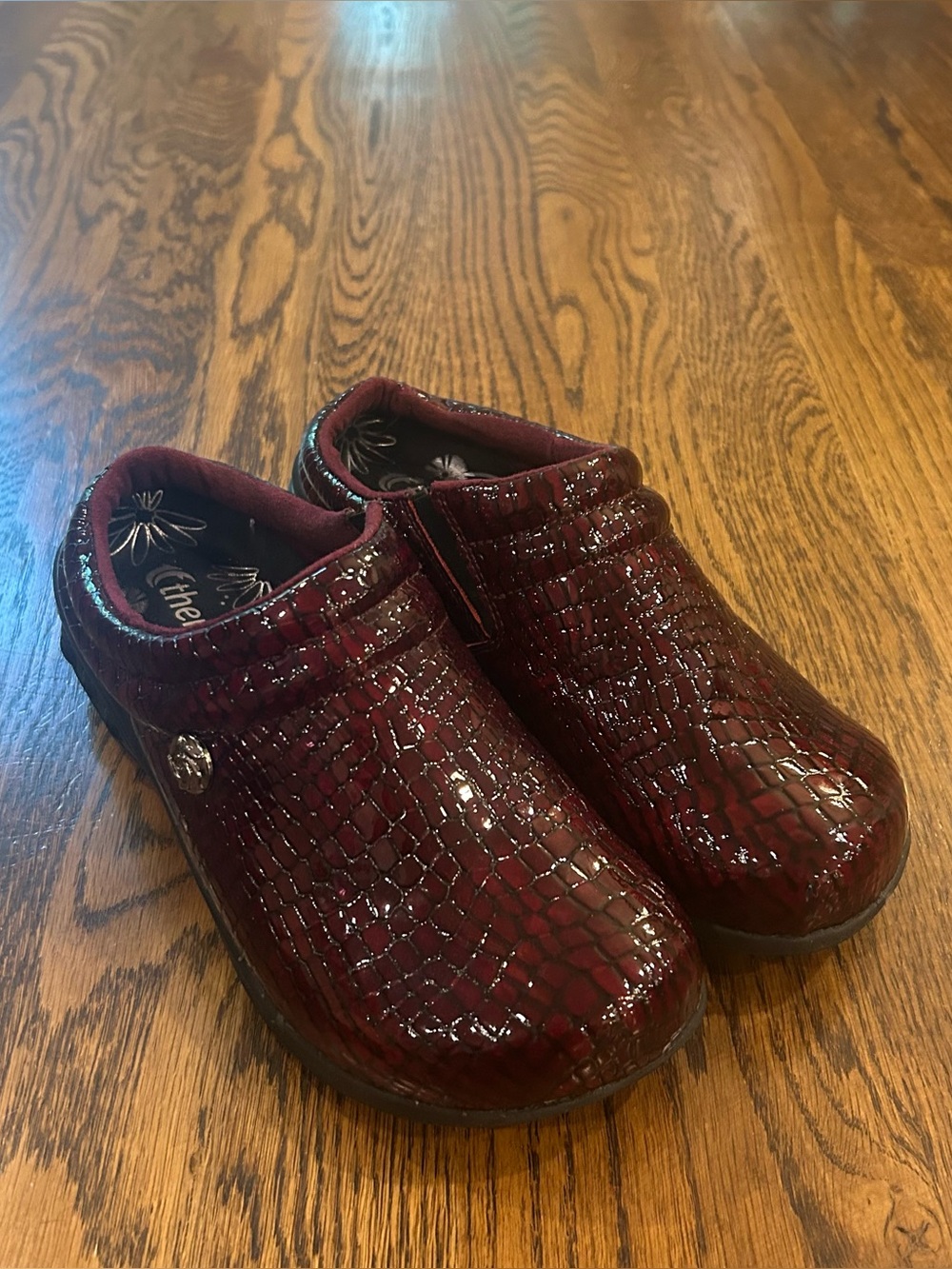 vintage therafit chunky patent burgundy croc clogs